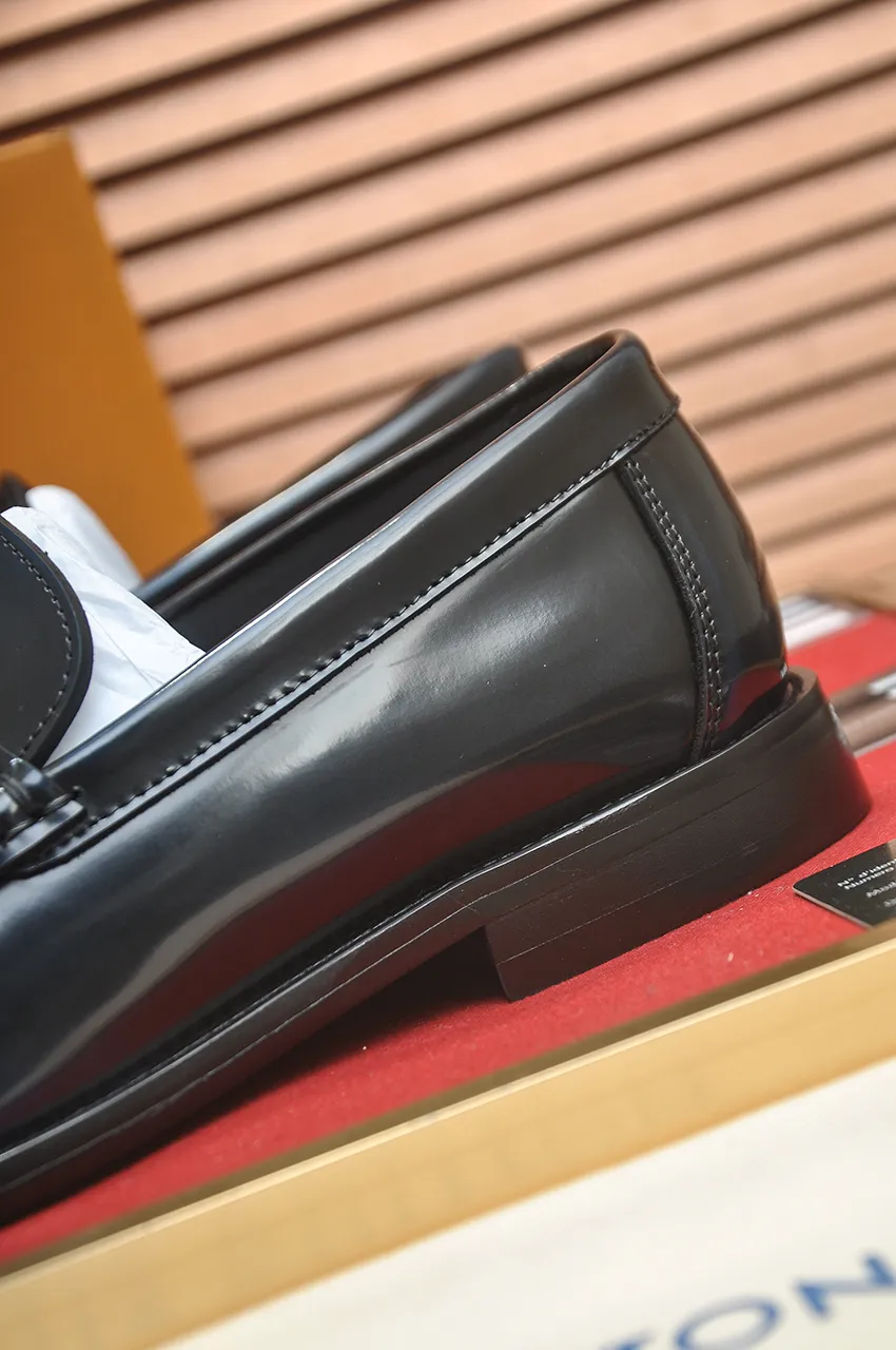 Men's men's shoes 💰560💶 [LV] (original single cowhide lining) 🍀LV's latest genuine leather business suit shoes are launched simultaneously on the official website. The first-layer cowhide imported from Italy is made of heavy gold, 💥1:1 rubber outsole from the official website. Versatile to wear, high-end without losing class, and the color combination is extraordinary. This four-season style is alluring when worn on your feet, showing off your big-name flair. Standard code 38-44 (45 customized)